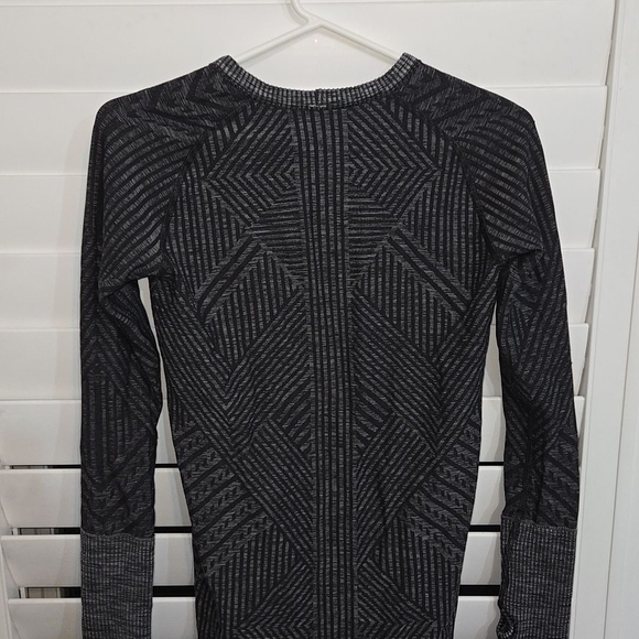 Geometric Patterned Long Sleeve Top - Picture 2 of 4
